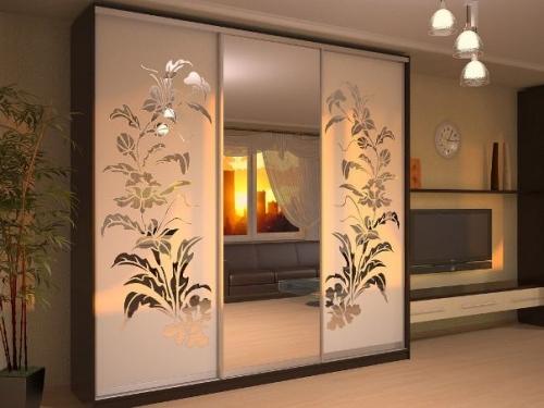 Шкаф-купе с зеркальным рисунком на фасадах Шкаф-купе с зеркальным рисунком на фасадах