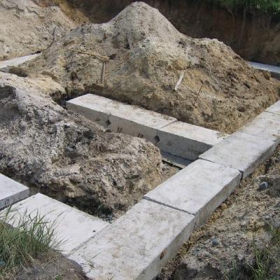 Фундамент для дома из ФБС — ленточный, столбчатый, плюсы и минусы, монтаж своими руками Фундамент для дома из ФБС — ленточный, столбчатый, плюсы и минусы, монтаж своими руками