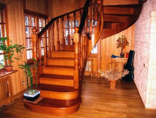 Из какой древесины выбрать лестницу в частный дом Из какой древесины выбрать лестницу в частный дом