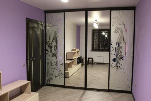 Шкаф-купе с зеркальным рисунком на фасадах Шкаф-купе с зеркальным рисунком на фасадах