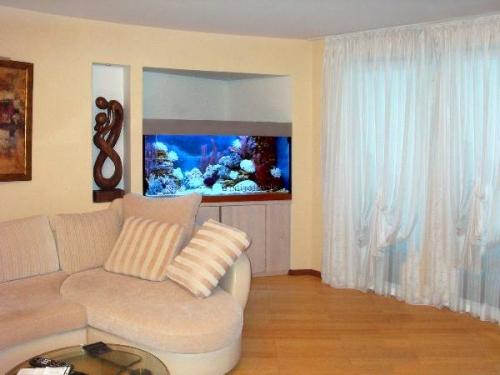 Аквариум в интерьере гостиной Аквариум в интерьере гостиной
