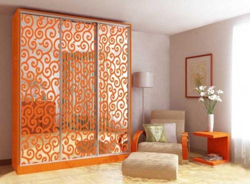 Шкаф-купе с зеркальным рисунком на фасадах Шкаф-купе с зеркальным рисунком на фасадах