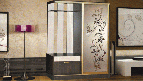 Шкаф-купе с зеркальным рисунком на фасадах Шкаф-купе с зеркальным рисунком на фасадах