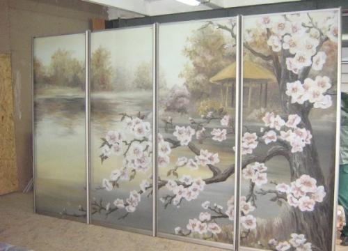 Шкаф-купе с зеркальным рисунком на фасадах Шкаф-купе с зеркальным рисунком на фасадах