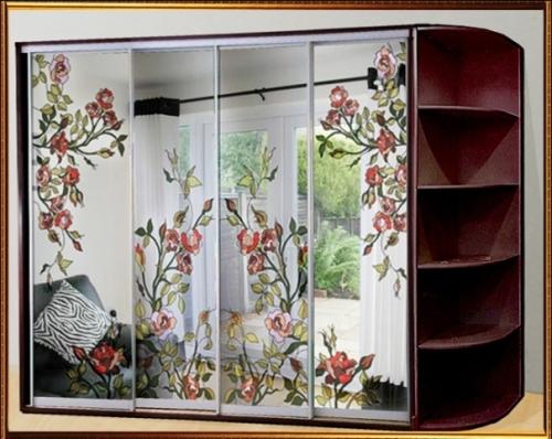 Шкаф-купе с зеркальным рисунком на фасадах Шкаф-купе с зеркальным рисунком на фасадах