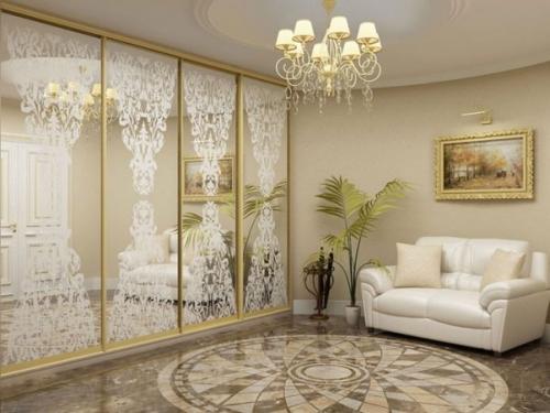 Шкаф-купе с зеркальным рисунком на фасадах Шкаф-купе с зеркальным рисунком на фасадах