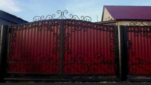 Как украсить забор из профнастила: интересные решения