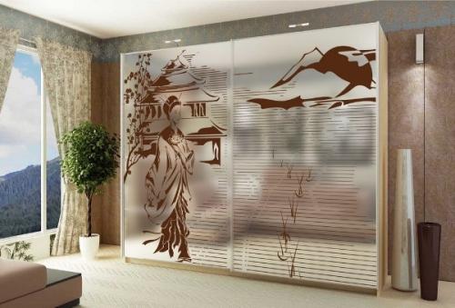 Шкаф-купе с зеркальным рисунком на фасадах Шкаф-купе с зеркальным рисунком на фасадах