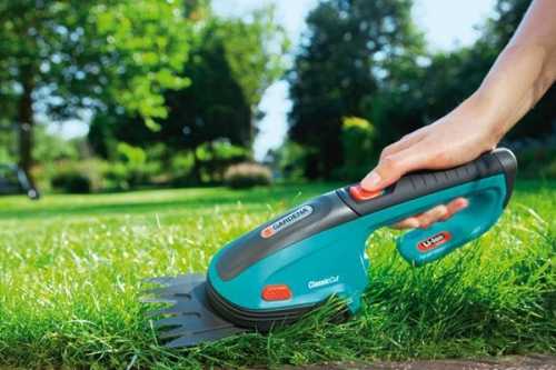 Как правильно стричь газон