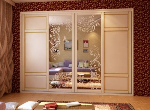 Шкаф-купе с зеркальным рисунком на фасадах Шкаф-купе с зеркальным рисунком на фасадах