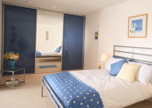 Шкаф-купе с зеркальным рисунком на фасадах Шкаф-купе с зеркальным рисунком на фасадах