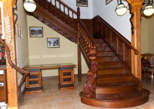 Из какой древесины выбрать лестницу в частный дом Из какой древесины выбрать лестницу в частный дом