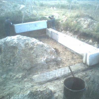 Фундамент для дома из ФБС — ленточный, столбчатый, плюсы и минусы, монтаж своими руками Фундамент для дома из ФБС — ленточный, столбчатый, плюсы и минусы, монтаж своими руками