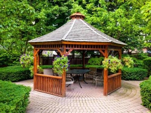 Беседка во дворе Беседка во дворе