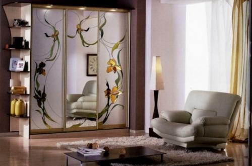 Шкаф-купе с зеркальным рисунком на фасадах Шкаф-купе с зеркальным рисунком на фасадах