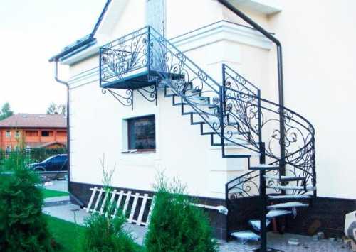 Металлическая лестница для экстерьера дома Металлическая лестница для экстерьера дома
