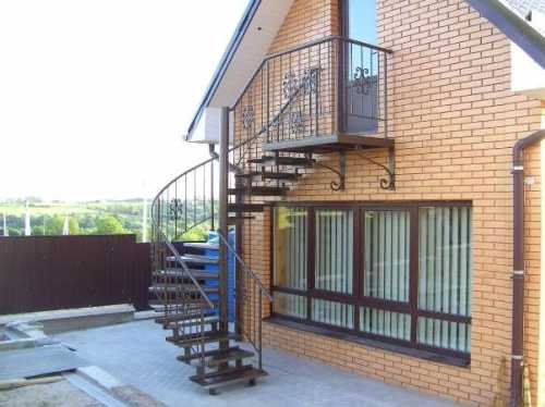 Металлическая лестница для экстерьера дома Металлическая лестница для экстерьера дома