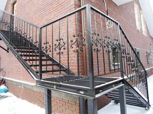 Металлическая лестница для экстерьера дома Металлическая лестница для экстерьера дома