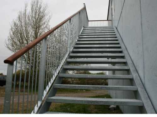 Металлическая лестница для экстерьера дома Металлическая лестница для экстерьера дома