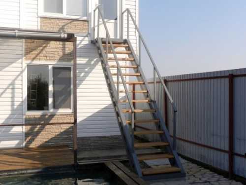 Металлическая лестница для экстерьера дома Металлическая лестница для экстерьера дома