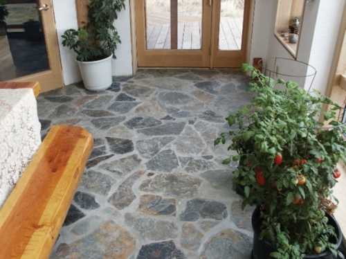 Пол из камня в квартире (доме)