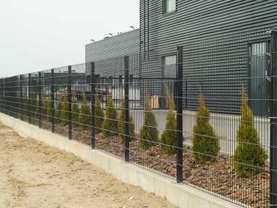 Современный 2D забор из 3D-сетки Современный 2D забор из 3D-сетки