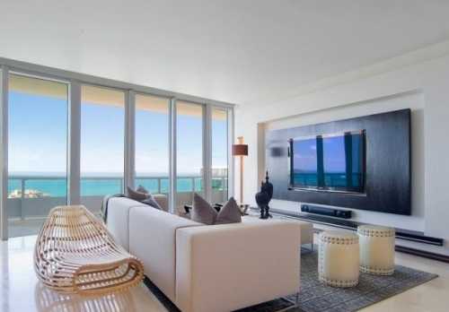 Телевизор на стене в гостиной: идеи декора