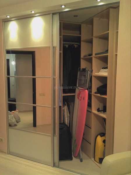 Встроенный шкаф с зеркальными фасадами Встроенный шкаф с зеркальными фасадами