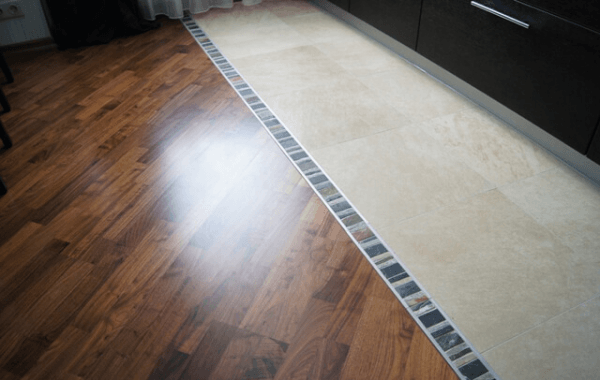 Стыковка линолеума и плитки: переход с разной высоты, без порожка на полу на кухне и в прихожей Стыковка линолеума и плитки: переход с разной высоты, без порожка на полу на кухне и в прихожей