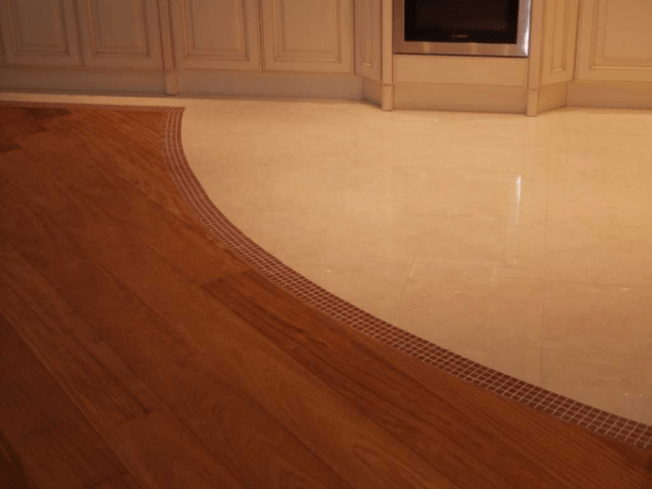 Стыковка линолеума и плитки: переход с разной высоты, без порожка на полу на кухне и в прихожей Стыковка линолеума и плитки: переход с разной высоты, без порожка на полу на кухне и в прихожей