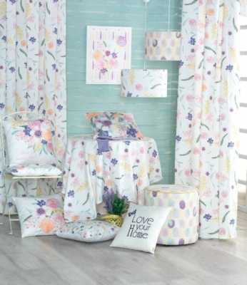 Оформление окна в гостиной в современном стиле