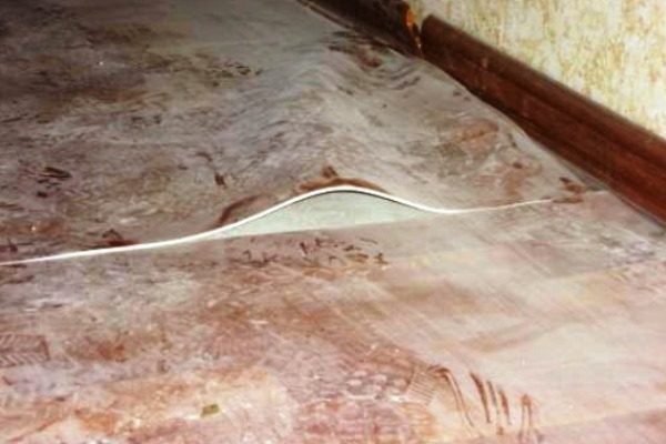 Можно ли уложить плитку на линолеум: пошаговая инструкция с видео и правила укладки Можно ли уложить плитку на линолеум: пошаговая инструкция с видео и правила укладки