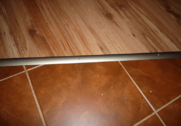 Стыковка линолеума и плитки: переход с разной высоты, без порожка на полу на кухне и в прихожей Стыковка линолеума и плитки: переход с разной высоты, без порожка на полу на кухне и в прихожей