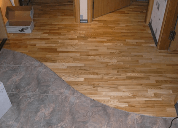 Стыковка линолеума и плитки: переход с разной высоты, без порожка на полу на кухне и в прихожей Стыковка линолеума и плитки: переход с разной высоты, без порожка на полу на кухне и в прихожей