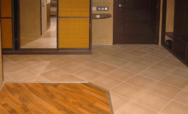 Стыковка линолеума и плитки: переход с разной высоты, без порожка на полу на кухне и в прихожей Стыковка линолеума и плитки: переход с разной высоты, без порожка на полу на кухне и в прихожей