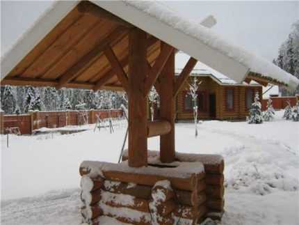 Как самому построить деревянный домик для колодца: подборка лучших идей и пример возведения Как самому построить деревянный домик для колодца: подборка лучших идей и пример возведения