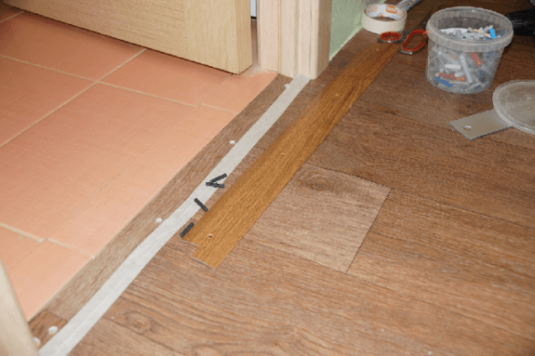 Стыковка линолеума и плитки: переход с разной высоты, без порожка на полу на кухне и в прихожей Стыковка линолеума и плитки: переход с разной высоты, без порожка на полу на кухне и в прихожей