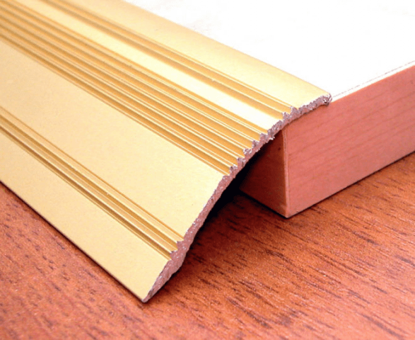 Стыковка линолеума и плитки: переход с разной высоты, без порожка на полу на кухне и в прихожей Стыковка линолеума и плитки: переход с разной высоты, без порожка на полу на кухне и в прихожей