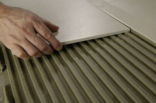 Можно ли уложить плитку на линолеум: пошаговая инструкция с видео и правила укладки Можно ли уложить плитку на линолеум: пошаговая инструкция с видео и правила укладки