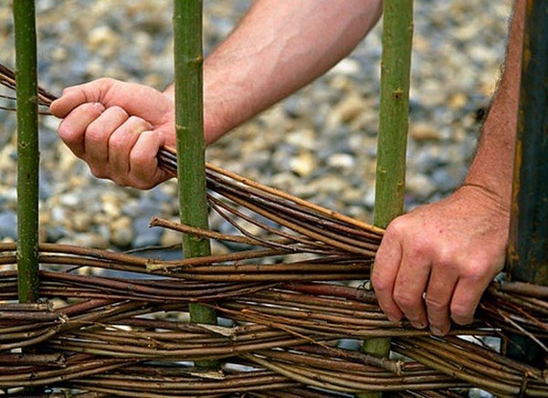 Как сделать плетенный забор своими руками Как сделать плетенный забор своими руками