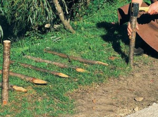 Как сделать плетенный забор своими руками Как сделать плетенный забор своими руками